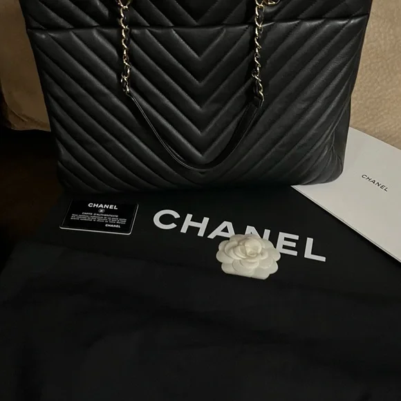 CHANEL LARGE CLASSIC CC SHOPPING TOTE CALFSKIN BACK/GOLD HANDBAG - Picture 3 of 4